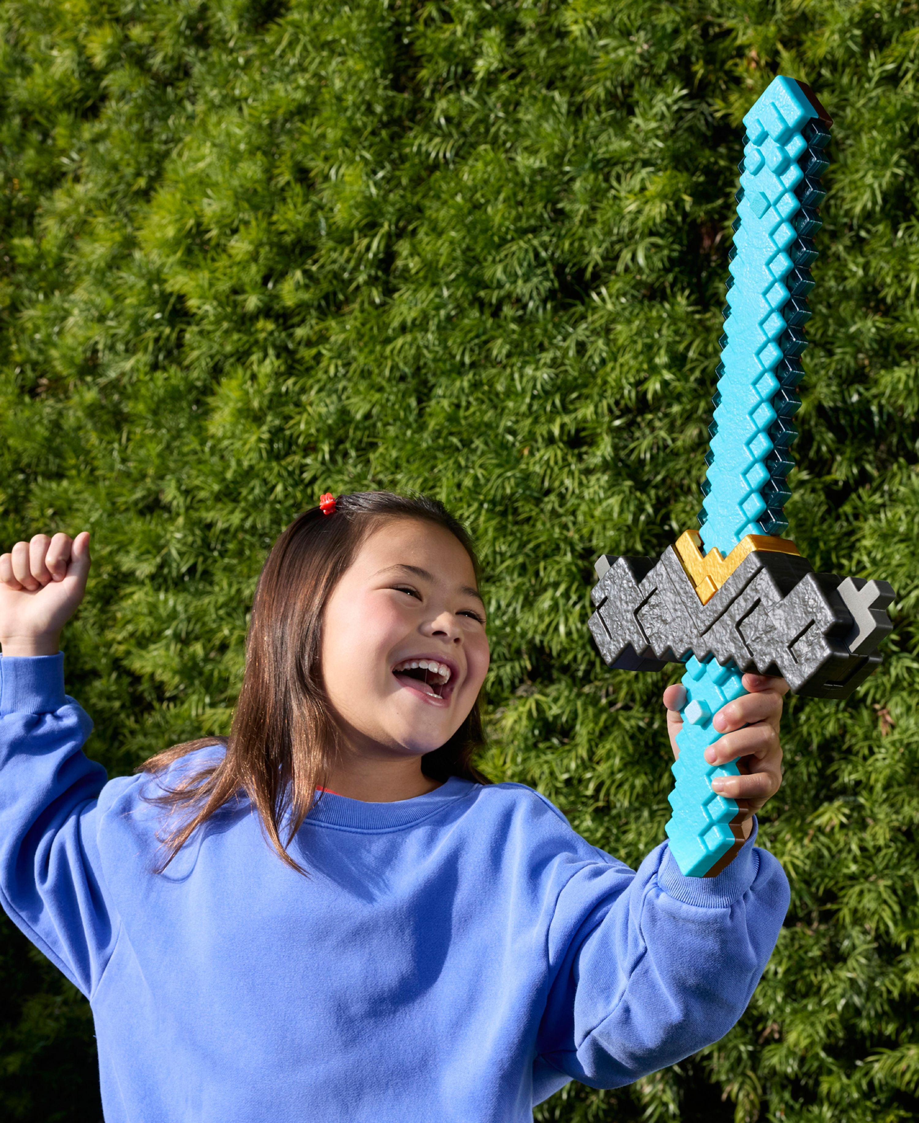 Minecraft Movie Edition - Click & Switch 2-in-1 Sword and Pickaxe - Image 5