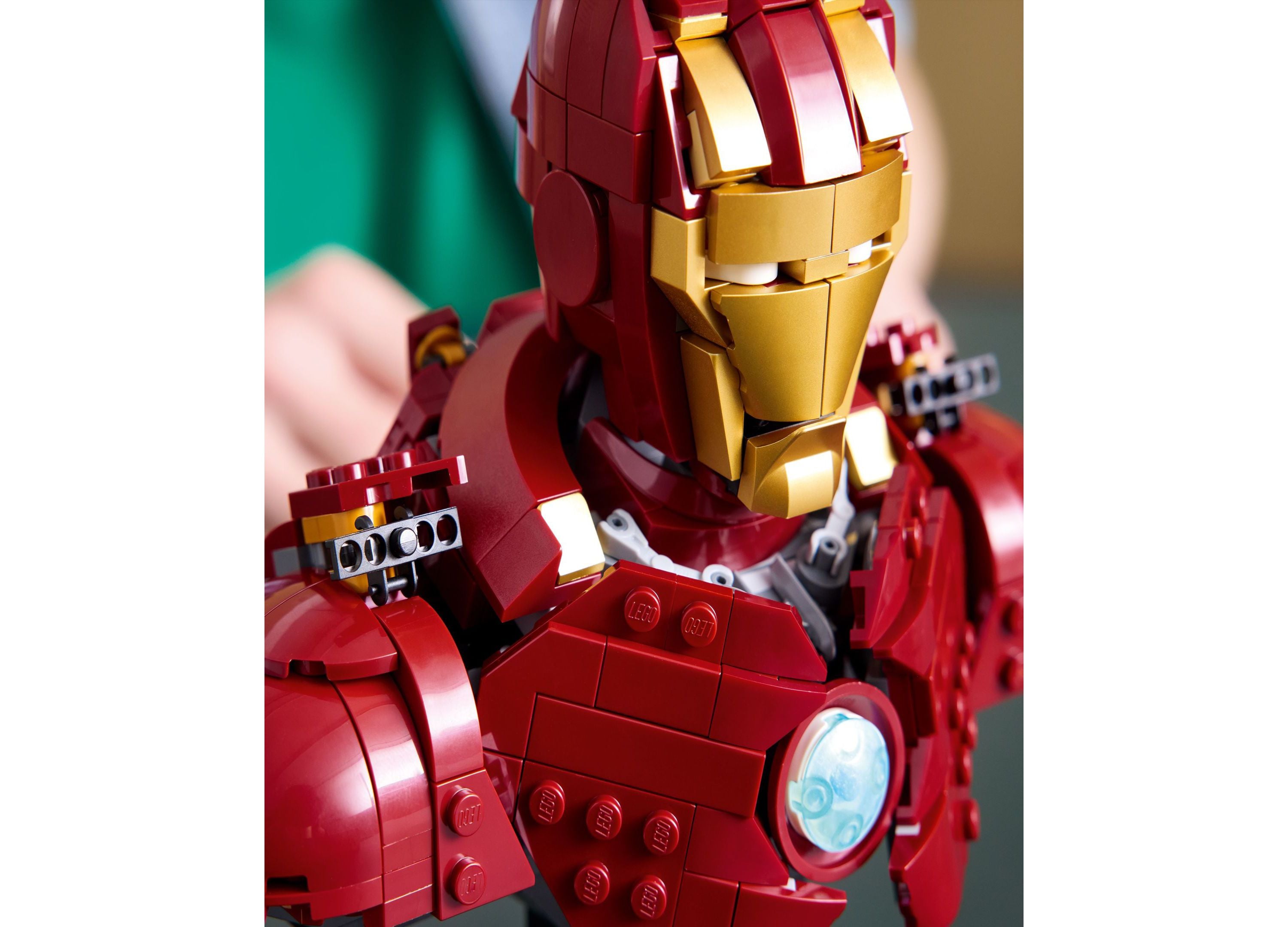 LEGO Marvel Iron Man MK4 Armor Bust Display Set - 436 Pieces - Image 3