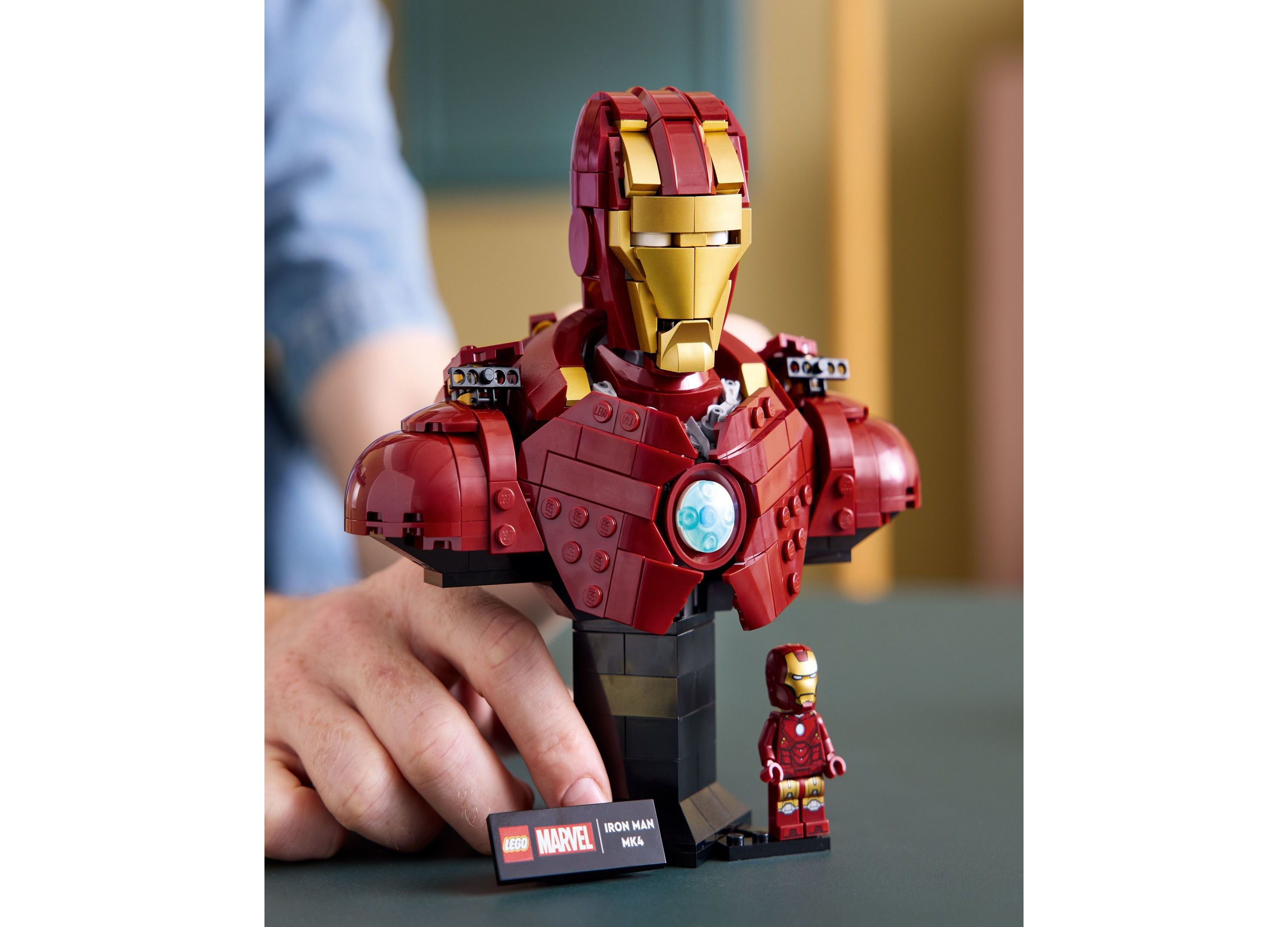 LEGO Marvel Iron Man MK4 Armor Bust Display Set - 436 Pieces - Image 4