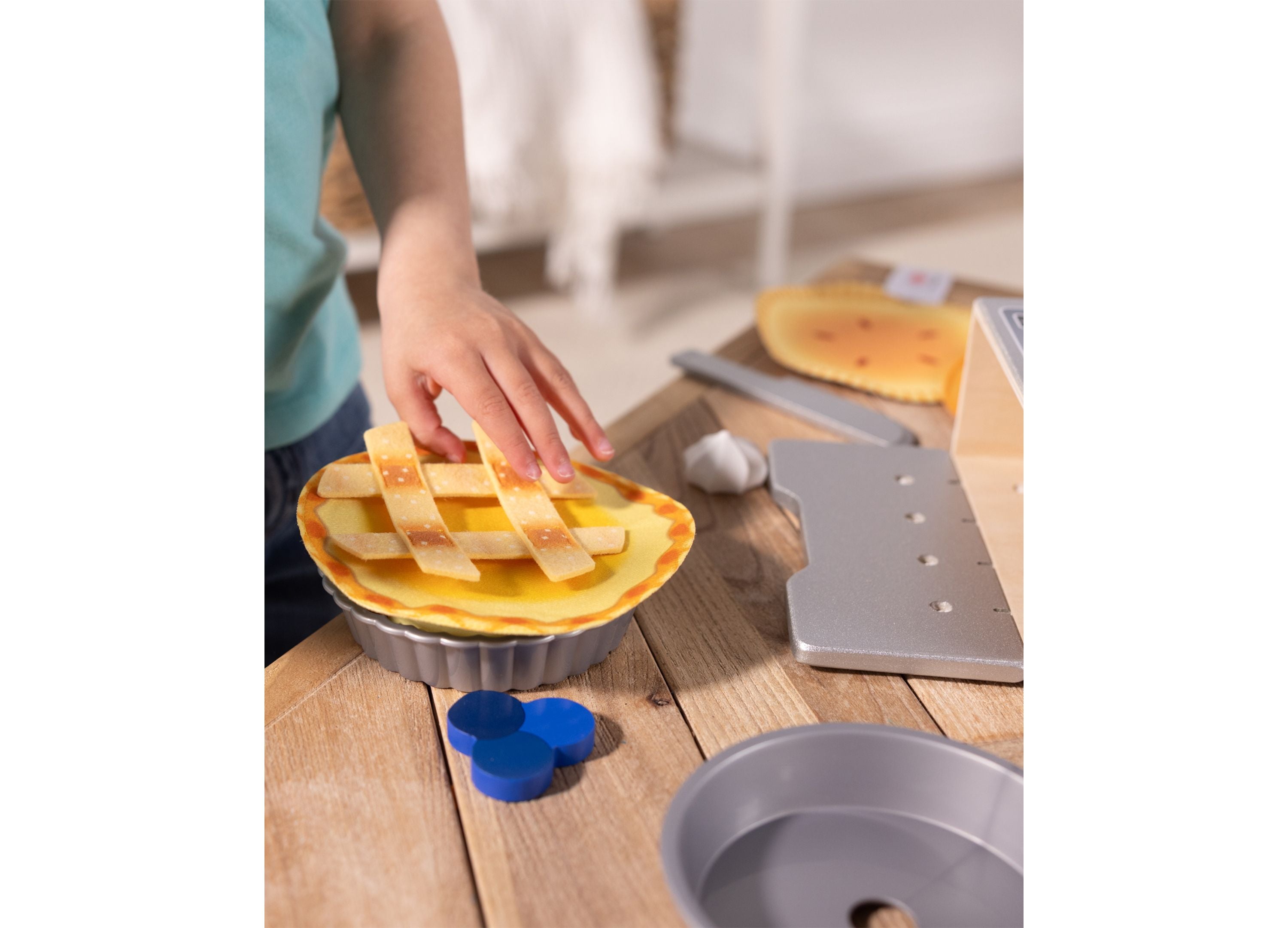 Melissa & Doug Doughlicious Cook, Bake & Serve Pretend Play Set - Image 8
